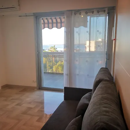 Sea Side Oceanides דירה